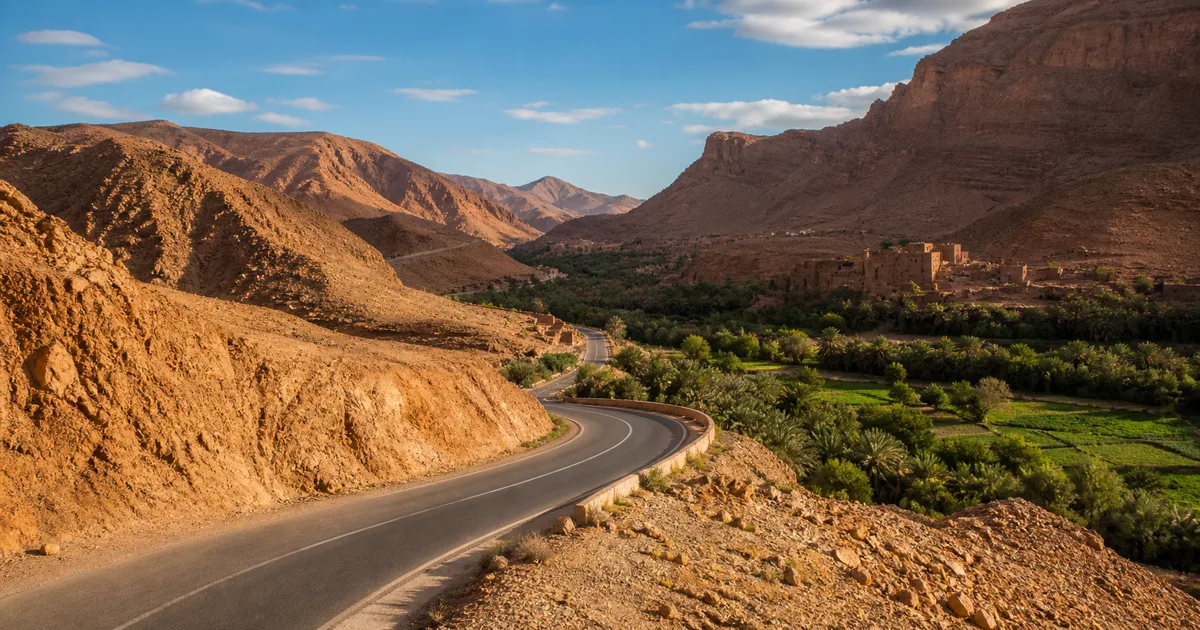 Route sinueuse des gorges du Dadès entre falaises ocre, kasbahs en pisé et vallée verdoyante du sud marocain