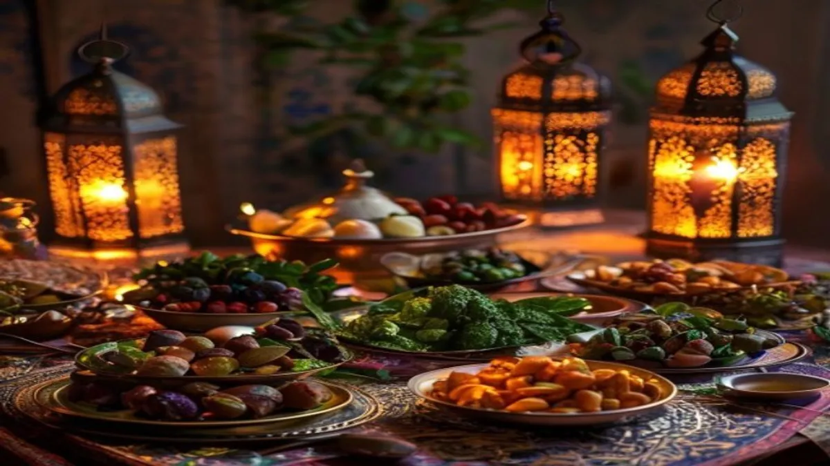 Lanternes Ramadan suspendues dans une ruelle de la médina de Marrakech au crépuscule