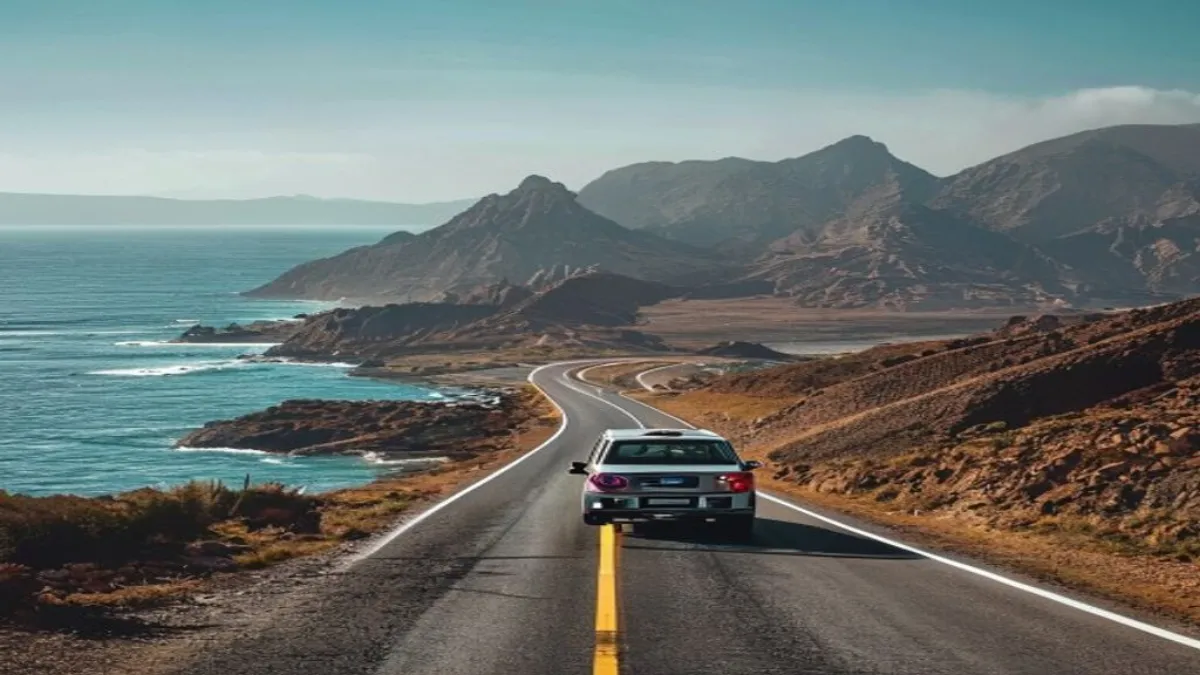 Voiture française sur la route côtière près de Tanger avec vue sur le détroit de Gibraltar