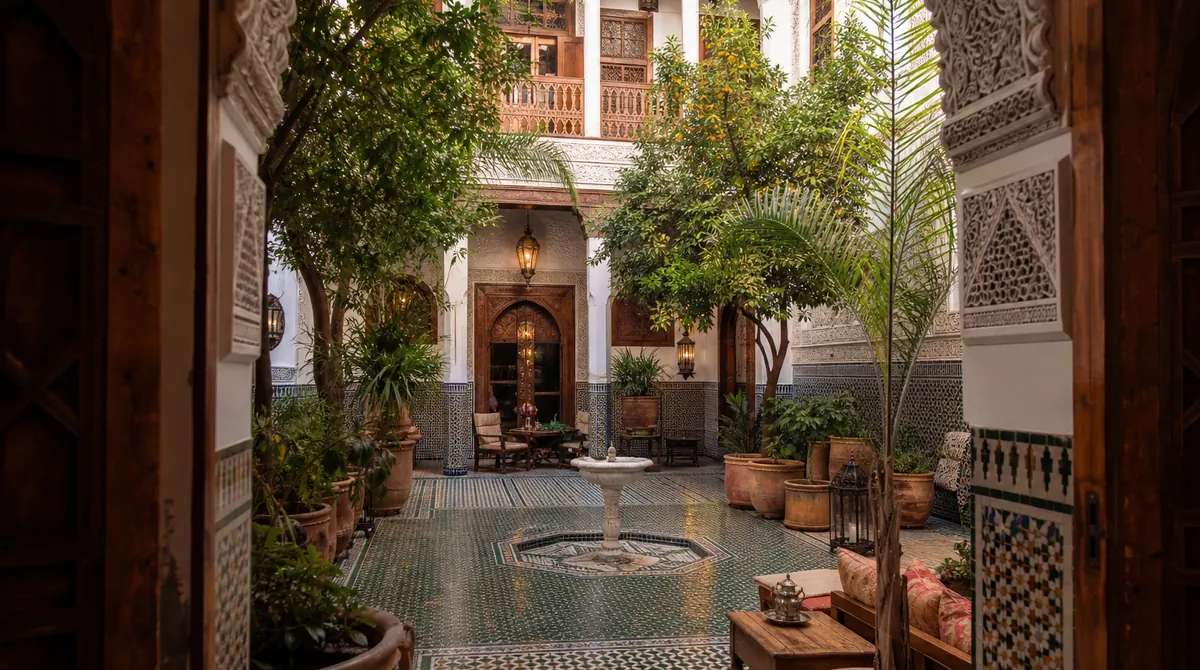 Riad traditionnel Marrakech patio zellige fontaine cèdre